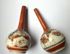 zwei schoene antiken Kutani Vasen, H 15 cm, eine Vase geklebt am Hals