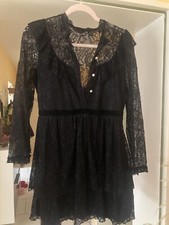 Traumhaftes ZARA Spitzenkleid mit Falten und Schmuck Knöpfen Gr.L, Schwarz