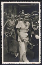 Foto-AK Offiziere des Heeres in Uniform mit Achselschnur mit ihren Gattinnen 