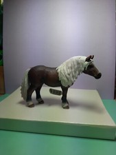 Schleich 13664 Pferd Schwarzwälder	Stute mit Fahne Kaltblut, Horse Club Sammlung