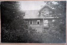 Foto AK, Bahnhofsgebäude Rückseitig, Schmalspurbahn, Kleinbahn, Oybin? Harz?