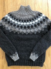 HANDGESTRICKTER PULLOVER -