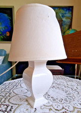 Tischlampe mit weißem