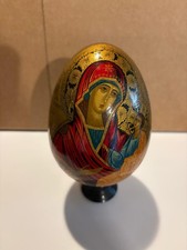 Handbemaltes Holz-Ei – Ikone „Maria mit Kind“ mit Goldverzierung – auf Holzsocke