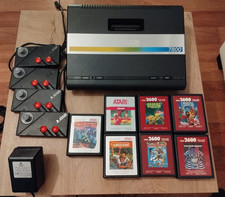 Atari 7800 Konsole mit 4