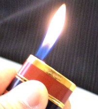 Altes Feuerzeug @ YSL Yves