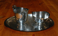 Silberne Saliere auf Silberteller