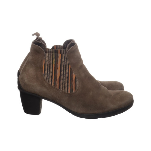 Think chelsea boots - think!,,