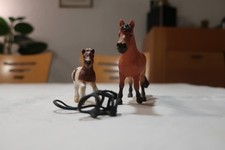 Schleich Pferde, Konvolut Familie mit 2 Pferden und Sattel/Zaumzeug, G17