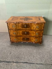 Kleine Barockkommode Nussbaum hell intarsiert