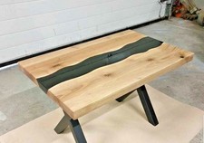 Schwarzer Epoxidholztisch