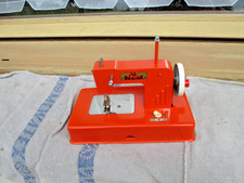 REGINA Kindernähmaschine, rot/ orange, Gehäuse aus Metall, Batteriebetrieb