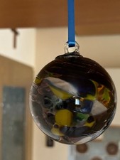 Dekorationskugel zum Aufhängen aus Glas in grün-braun, Durchmesser ca. 8 cm