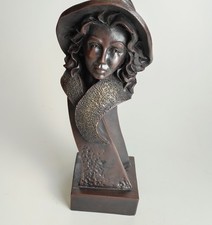 Bronze Optik Büste Frauen Skulptur mit Großem Hut Art Deco Stil Jugendstil