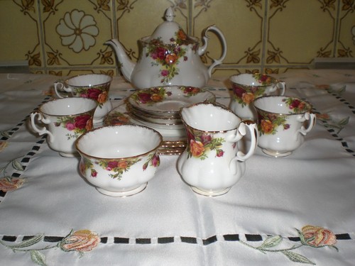 Old country rose royal albert - country,