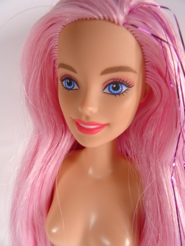 Barbiepuppe mit langen rosa