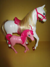 BZ-53) WEISSES BARBIE PFERD MIT PINKEM SATTEL+ZAUMZEUG+KLEINES ROSA PFERDCHEN
