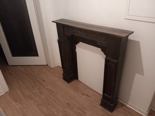 Dekorativer Kaminumbau  braunes  Holz