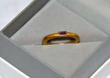 Ring aus 999 Gelbgold und 925 Sterlingsilber mit Rubin von Monika Killinger