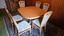 Komplettes Esszimmer mit