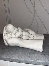 Deko Figur Baby in Händen –