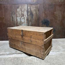 Alte Holztruhe um 1945