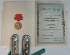 ori . NVA Schulterstücke Hauptmann Grenztruppen der DDR Urkunde 13.August 1961