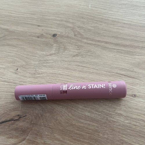 Mega tattoo lip liner - mega, essence