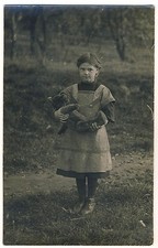 GIRL & TEDDY BEAR IN GARDEN MÄDCHEN & TEDDYBÄR IM GARTEN * Vintage 10s Photo PC