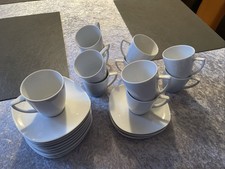 11 Tassen Und 12 Untertassen