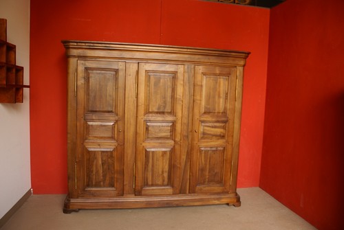 Kleiderschrank aus massivem