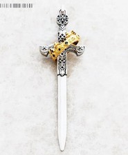 Anhänger mit großem Schwert