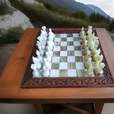 Schachspiel aus Naturstein mit