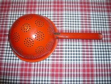 Dekoratives altes rotes Emaille Sieb mit langem Griff