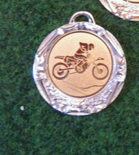 45 große Medaillen II. Wahl - Farbe silber - mit Text + mit Band + Emblem #M187