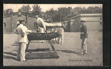 Ansichtskarte Soldaten beim Turnen am Seitpferd 