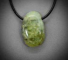 +Natur+ PREHNIT EDELSTEIN-ANHÄNGER TROMMELSTEIN - gebohrt mit Lederband #16