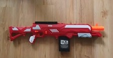 Nerf Blaster mit Magazin für