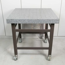 Labortisch mit massiver 750 x 750mm Granitplatte 11 x 11 M5 Bohrungen