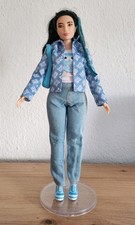 Curvy Barbie im Jeanslook