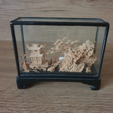 Asia Korkschnitzerei Korkbild Diorama Hinterglas 11x9x3,5cm Pagode Berg Storch