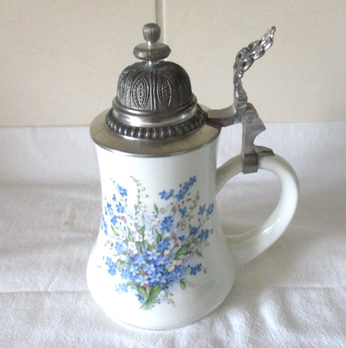 Bierkrug mit blumebugett - bierkrug,