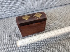 6x hölzerne Spielwürfel mit dekorativer Aufbewahrungskiste - sehr guter Zustand