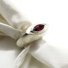 Silberschwan Gussring mit Rubin – Massiv, Handgefertigt & Ausdrucksstark