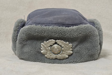 Original DDR NVA Wintermütze (Ushanka) mit Abzeichen – Größe 53