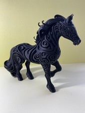 Elegante schwarze Pferdefigur