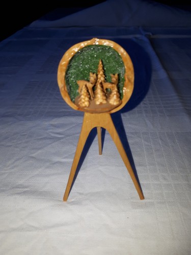 Miniaturschnitzerein einer - in,