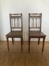 2 antike Holzstühle mit gedrechselten Details