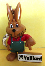 Vaillant "Monteur" mit Aufkleber auf Werkzeugkoffer - Werbefigur