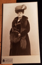 stehende Frau in Winter